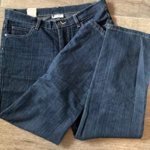 superfina blå jeans, straight passform! sitter nog fint baggy och lågmidjat på mindre storlekar :) säljer då de är för små