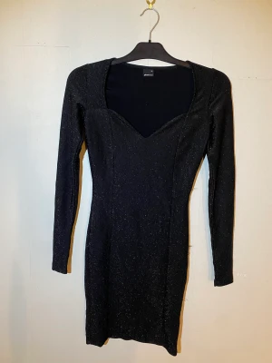 Glittrig klänning  - Fint skick 