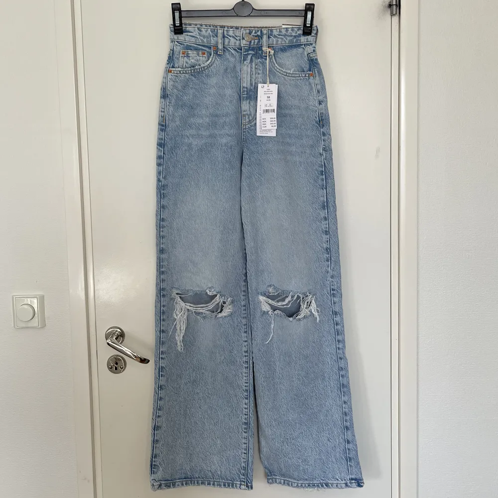 Säljer dessa idun wide jeans från Gina tricot i storlek 32 då dom är för små. Nyskick aldrig använda, lappen är kvar.  Nypris 599 kr  Jag är 158 cm lång 🤍. Jeans & Byxor.