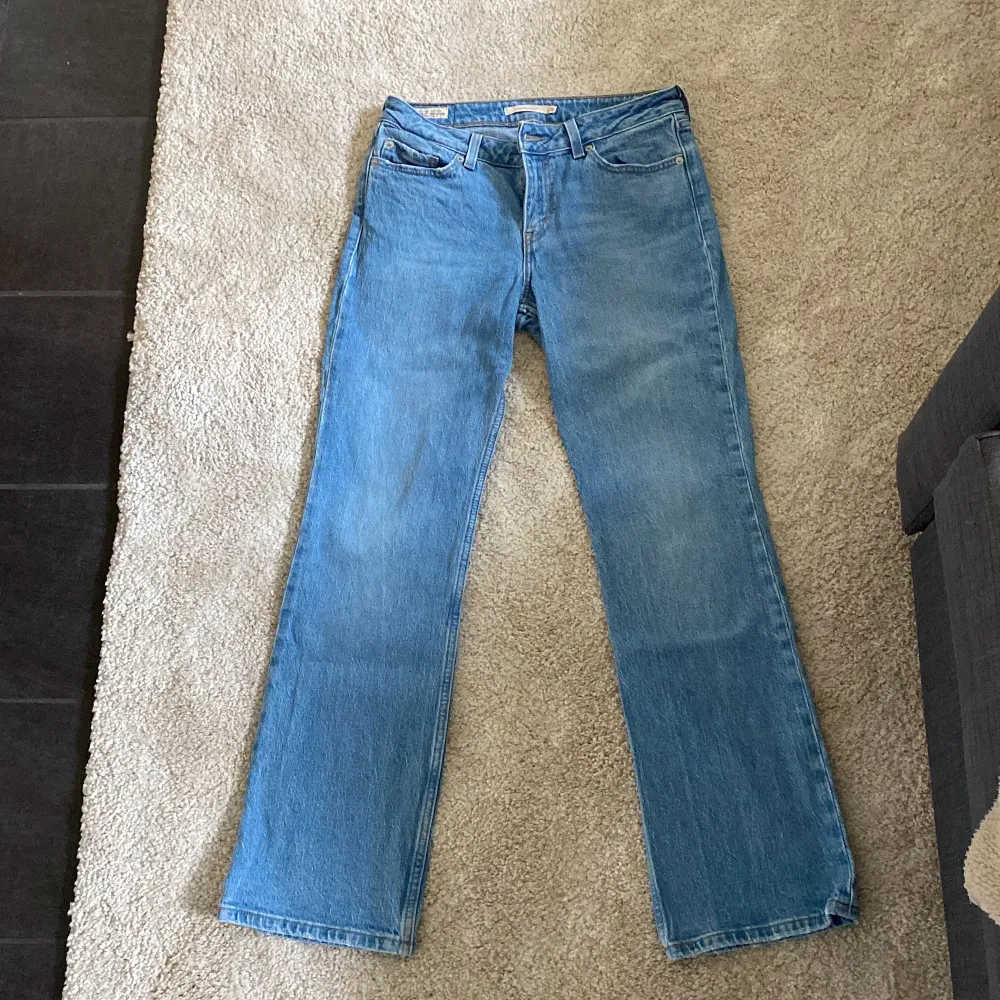 Lågmidjade levi’s jeans. Storlek: w28 L31.  Ord pris: 1000kr  . Jeans & Byxor.