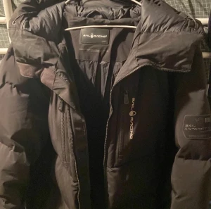 Sail Racing jacka - Säljer min sail racing jacka som jag haft i två vintrar. Det är storlek L på den och den är fortfarande i gott skick. 