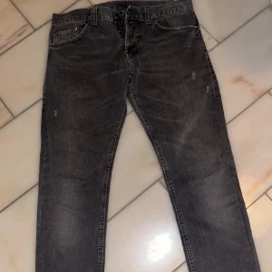 Dondup - Tja säljer ett par Dondup jeans. Väldigt snygga i st 33 skulle säga att de sitter mer som ett par 30 då de är uppsydda. Har en repa på baksidan men det är inte ett hål går säkert att laga enkelt också.