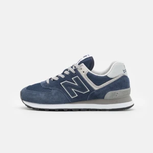 New balance skor - New balance skor som endast är använda ett fåtal gånger😍är i storlek 40.5 men sitter mer som en 39💖skriv för bilder på dom💖nypris 1200