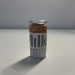 Milk Makup bronzer stick - Säljer milks bronzer stick i färgen baked, har använt den några gånger bara och det finns fotfarande mycket produkt kvar