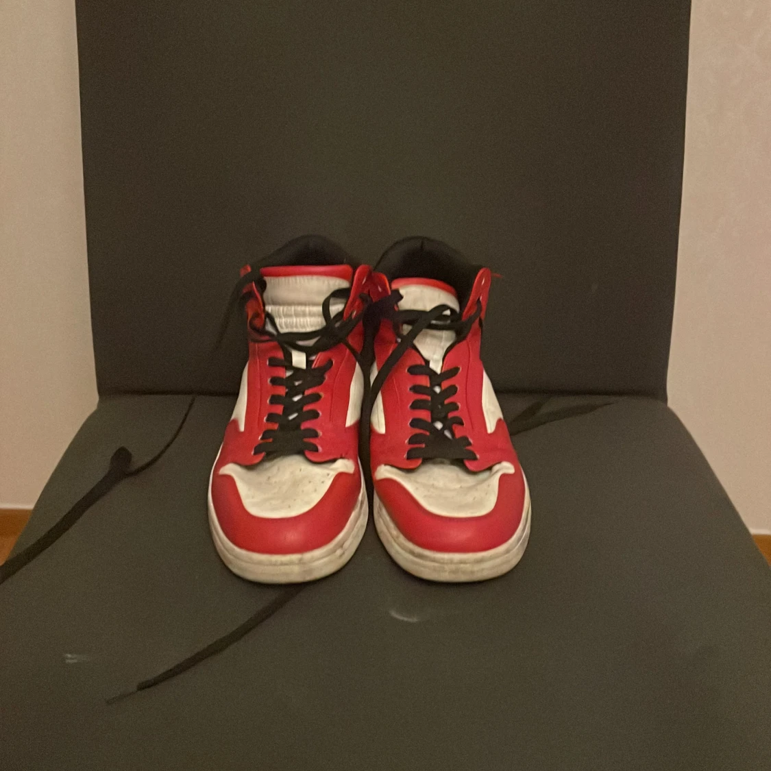 Black squad röd och vita skor - 90