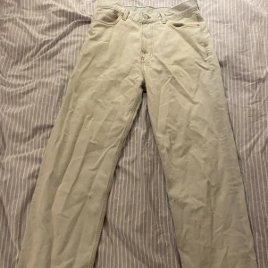 Weekday Galaxy jeans ljusblåa - Säljer mina Weekday galaxy jeans pågrund av att jag ej använder dem längre. De är i storleken 30/32. Skick 9/10, enbart använda ett fåtal gånger. Nypris: 600kr. 