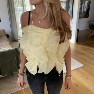 Gul blus - Säljer denna superfina blusen perfekt till sommaren eller en brunch. sitter som xs/sHar lappen kvar. 💞