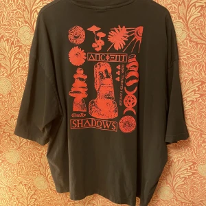 Junkyard T-shirt - Knappt använd oversized T-shirt från Junkyard med rött tryck på ryggen.