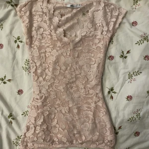 Rosa spets topp - En rosa spets topp ifrån Gina, skriv vid fler frågor 💕