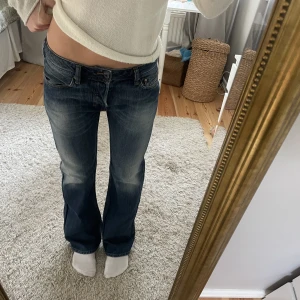 Disel jeans - Så fina disel jeans i storlek W28 L30!!💞💞 Midejmått: 38 cm, Innerbensläng: 73/74 cm. Jag är 165 som referens. 