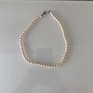 Pärlhalsband - Fint skick. Ganska kort halsband.
