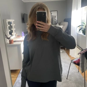 Longsleeve från zara - Säljer denna då den inte kommer till användning! En fin grå/grön färg och lite tjockare i materialet, samt lite oversized🌟 knappt använd så den är i nyskick!