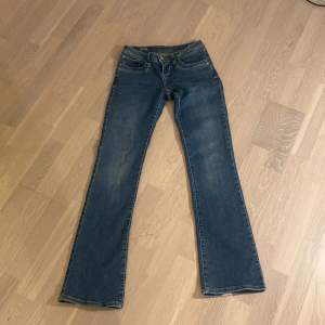 blåa lågmidjade ltb jeans. Säljer för att de är för små för mig. Använda ett fåtal gånger