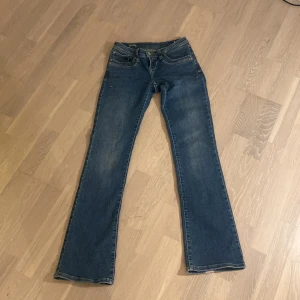 lågmidjade ltb jeans  - blåa lågmidjade ltb jeans. Säljer för att de är för små för mig. Använda ett fåtal gånger