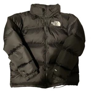 The North Face 1996 Retro Jacka Nuptse - Hej! Jag säljer denna varma, sköna vinter jacka från The North Face. Den är helt oanvänd, 10/10 skick. Den är inköpt på Zalando i storlek M, nypris 3895:- kr. Tveka inte att skriva till mig ifall du har några frågor eller vill ha fler bilder. 
