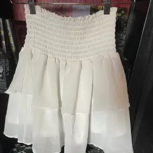 Säljer denna söta kjolen då jag inte får någon användning för den🤍Använd en gång men inga defekter vad jag ser🤍