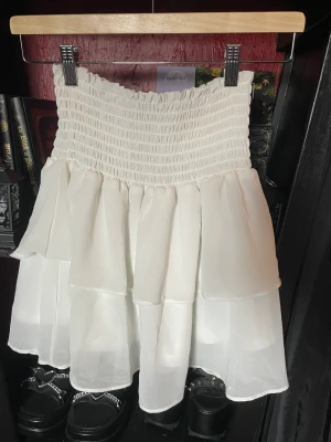 Volang kjol - Säljer denna söta kjolen då jag inte får någon användning för den🤍Använd en gång men inga defekter vad jag ser🤍