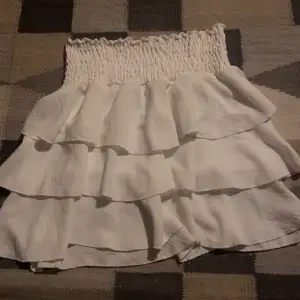 Vit volang kjol ifrån Grekland som är aldrig används. Materialet är väldigt stretchigt vid magen så den är one size <3