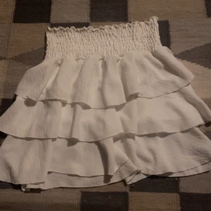 Vit volang kjol  - Vit volang kjol ifrån Grekland som är aldrig används. Materialet är väldigt stretchigt vid magen så den är one size <3