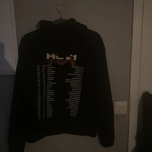Hov1 hoodie - Jag säljer min hov1 merch för den aldrig kommer till användning har endast testat den en gång sen har den inte blivit använd.( intressekoll)
