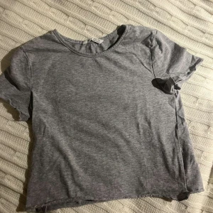 Najs t-shirt - Säljer denna tröja från SHEIN för att den börjar bli magtröja, den är i stolek 134 men man kan ha den om man är längre (då kommer den vara tajt och magtröja)