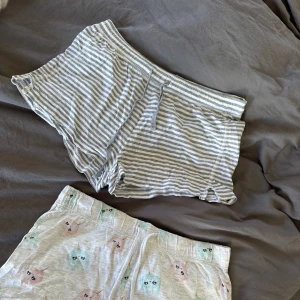 2 par pyjamasshorts  - 2 par pyjamasshorts i fint skick! Randiga paret från h&m och det andra från Cubus. Storlek xs båda två. 20kr styck