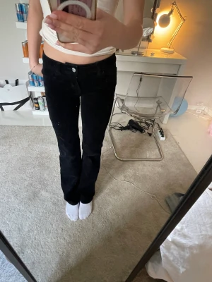 Lågmidjade jeans - Säljer dessa snygga manchesterbyxor från HM❤️ Säljer då de inte kommer till användning ❤️ På sista bilden ser man vilket tyg de e❤️ Skriv privat vid frågor elelr bilder❤️