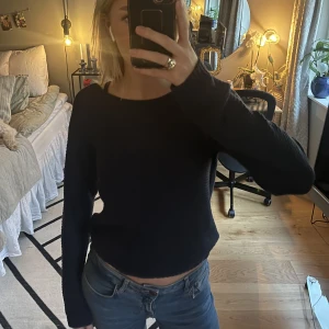 Mörkblå stickad tröja - Simpel, söt mörkblå stickad som passar perfekt till alla jeans!! Skriv för fler bilder💘