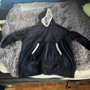 Overize hoodie - Perfekt till vinten. Det står ingen storlek, men den passar alla storlekar. 