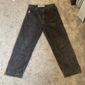 Snygga jeans från märket ”polar skate co” och av modellen ”denim 93” Jeansen är i bra skick, och i färgen svart. Skriv privat vid frågor eller för fler bilder. Priset kan diskuteras