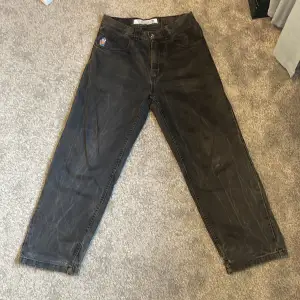 Snygga jeans från märket ”polar skate co” och av modellen ”denim 93” Jeansen är i bra skick, och i färgen svart. Skriv privat vid frågor eller för fler bilder. Priset kan diskuteras