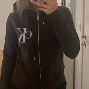 Calvin Klein zip hoddie brun - Denna tröjan är använd ca 2 ggr. Bra kvalite och iprincip ny. Storlek M