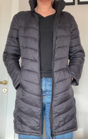 Tunn lång dunjacka - Tunnare lång dunjacka från Vila, fint skick!