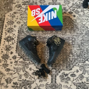 Nike Sb dunk high faust black gold  - Skick 9/10 säljer för bra pris då jag inte använder dom längre kan skicka mer bilder om det behövs (pris inte hugget i sten)