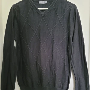 Svart kofta  - Svart kofta med fina detaljer I strukturen. Lite blekt i färgen. 100 % bomull.