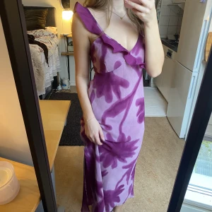 Vintage klänning - Så fin vintage klänning med unikt lila mönster!💜 ena bandet går inte att justera tyvärr. Jättebra kvalitet!