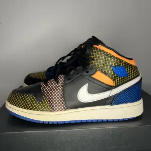 Säljer ett par fina air Jordan 1 som är limited edition i storlek 38, säljer pga de är för små för mig, de är lite slitna i hälarna och så små ställen men skriv ifall ni vill ha fler bilder❤️