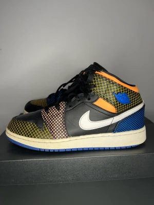 AIR JORDAN 1 MID  - Säljer ett par fina air Jordan 1 som är limited edition i storlek 38, säljer pga de är för små för mig, de är lite slitna i hälarna och så små ställen men skriv ifall ni vill ha fler bilder❤️