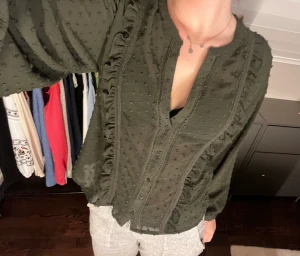 Zara blus  - Säljer en super fin blus från zara i storlek xs. ❤️