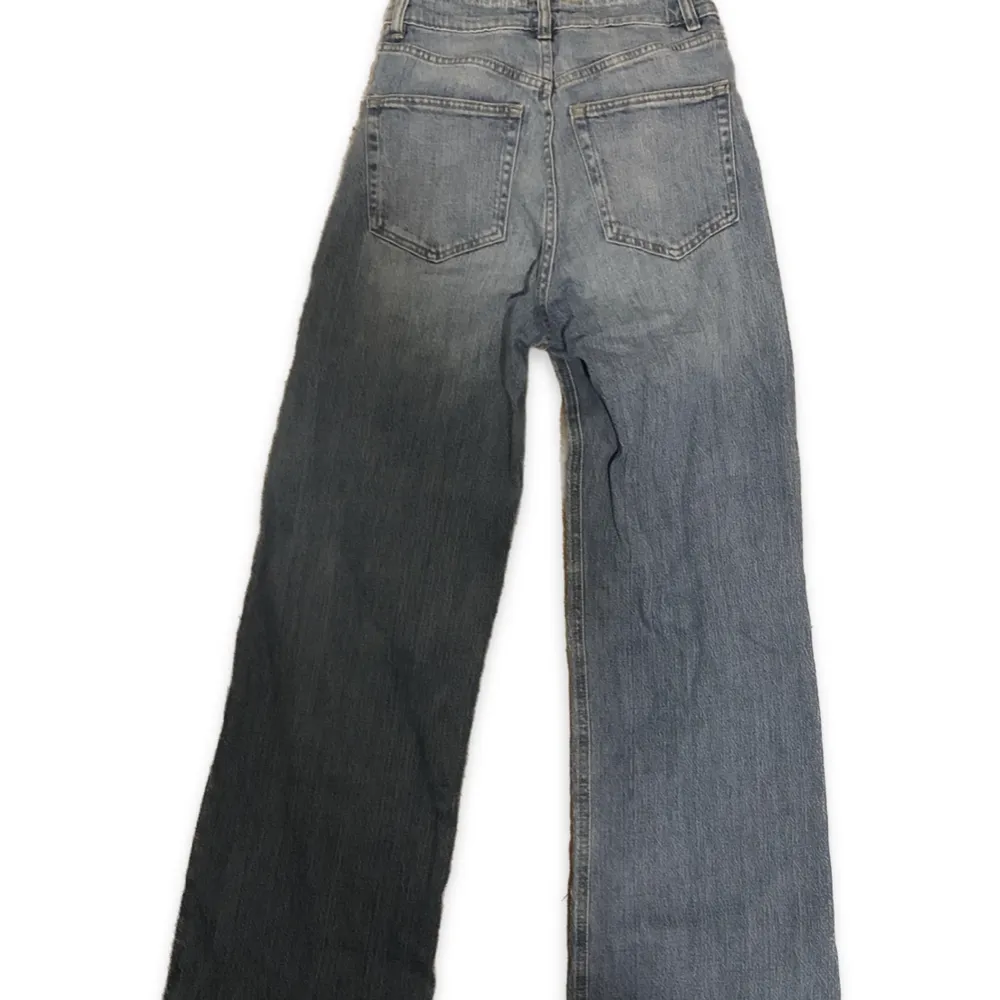 Jeans från hm, jättefin rak modell. Knappt använda. Är för korta i längden för mig, har längre ben. 174cm lång och brukar använda xs/s. Jeans & Byxor.