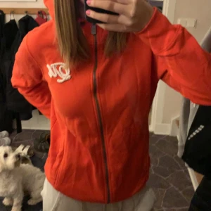 Kofta  - Säljer denna röda koftan. Den är mer röd i verkligheten. Tydligen storlek L skulle mer säga att den sitter som en S/M