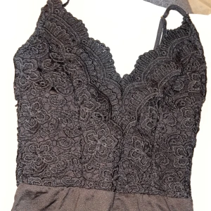 Fin spets tub topp 70 kr st  - från booho storlek XS passar för S också! Använd få tal gånger! Justerbar! Finns i röd också! Även i beige 