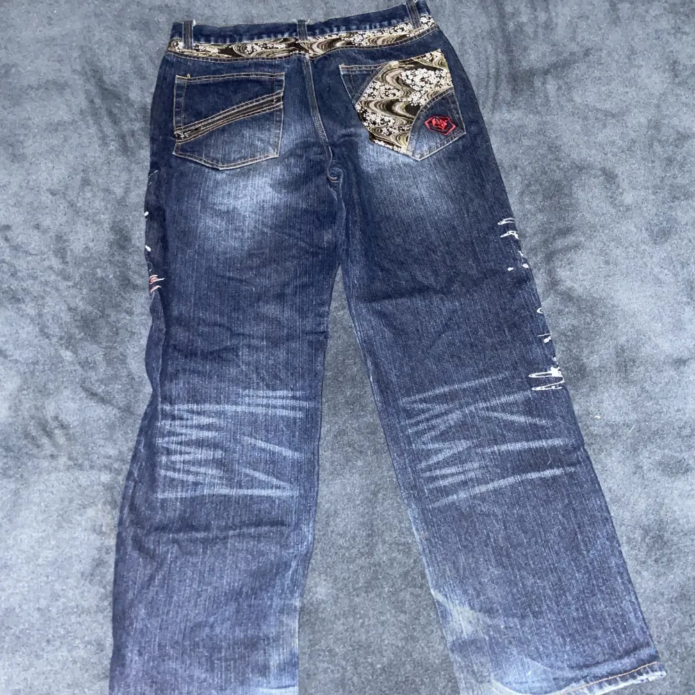 Hej säljer ju mina gml jeans som jag inte har användt  på 2 år dom e bra skick och i köpte i seams mycket fräsha och snygga👌. Jeans & Byxor.