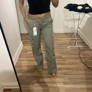 Low Waist cargo jeans - Oanvända i strl M. Nypris 499