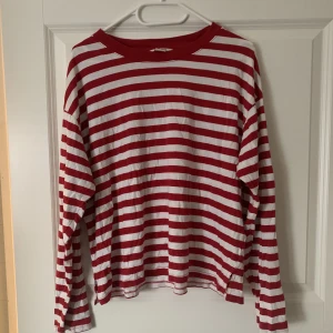 Randig långärmad - Vit/Röd randig långärmad tröja  Från Monki