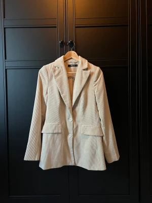 Manchesterkavaj  - Beige kavaj i Manchester från Gina Tricot  Storlek: 34  Pris: 300 kr ink frakt  Material: 100% Polyester  Skick: Inga anmärkningar 