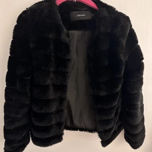 Pälsjacka - Säljer denna mysiga pälsjacka som passar perfekt nu i höst/vinter. Jackan är i väldigt bra skick och har inga defekter. Kontakta för fler bilder.