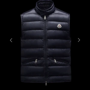 Moncler väst - Äkta moncler, passar mig som är stl s. Köparen står för frakten 😁pris kan diskuteras