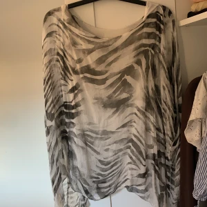 Fin zebra blus  - One size, inköpt liten inredningsbutik. Linne (på insidan) 