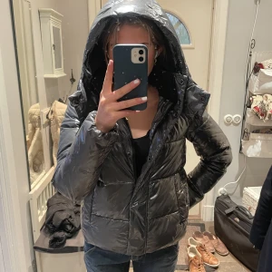 Vinterjacka  - En jättesnygg vinterjacka från Calvin Klein, den är i jättefint skick!  Stämmer bra i storlek. Skriv gärna om ni har några frågor!❣️